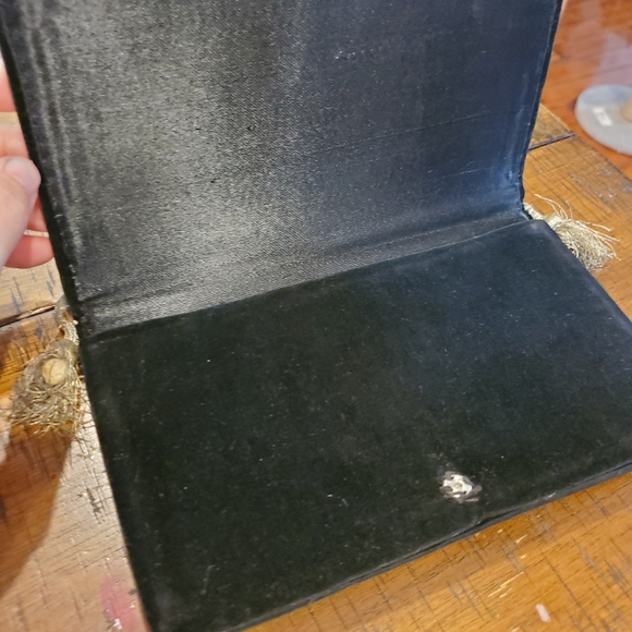 Gorgeous Embroidered Purse - Picture 4 of 6